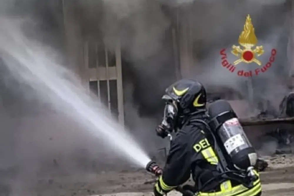 Incendio in una loggia a Flumini, evitati danni alla casa