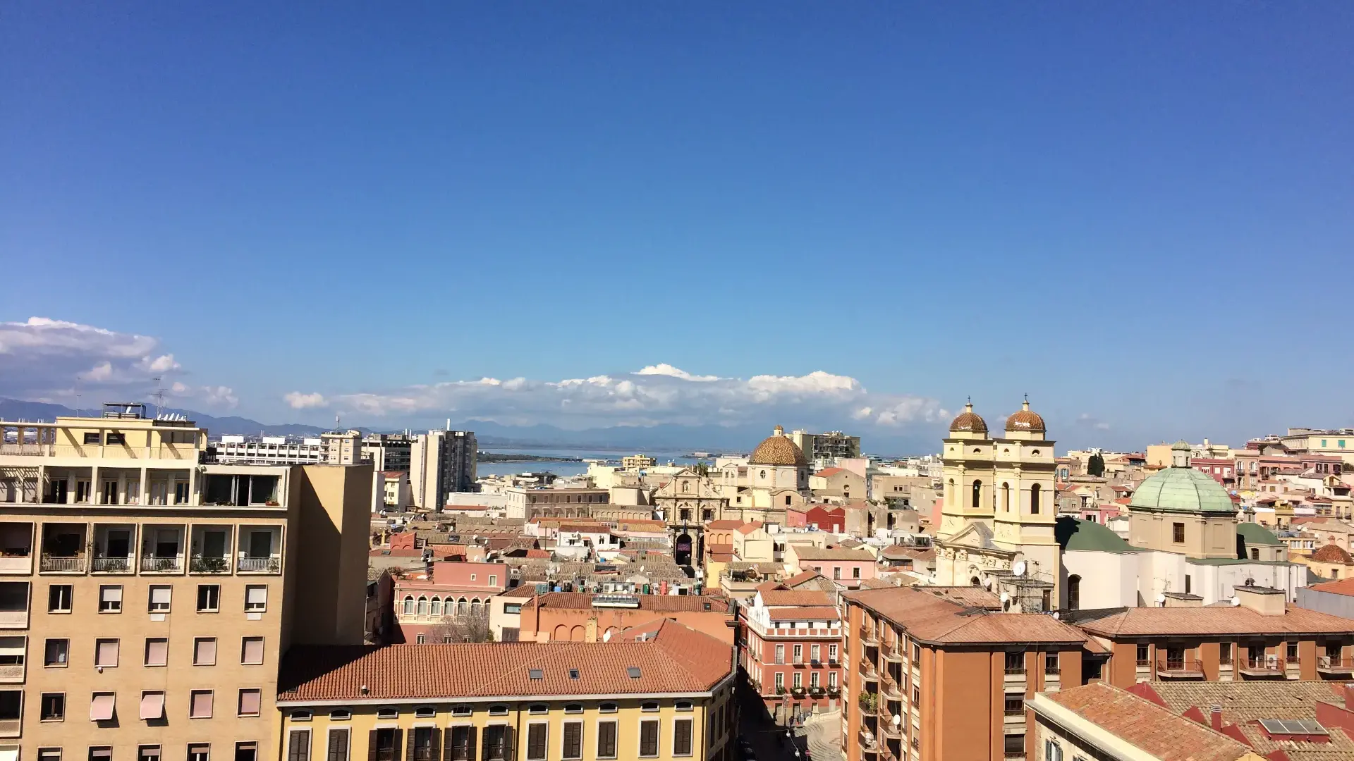 Caduta calcinacci, chiusa temporaneamente via Porcell a Cagliari