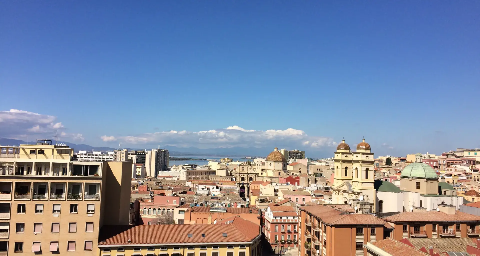 Caduta calcinacci, chiusa temporaneamente via Porcell a Cagliari