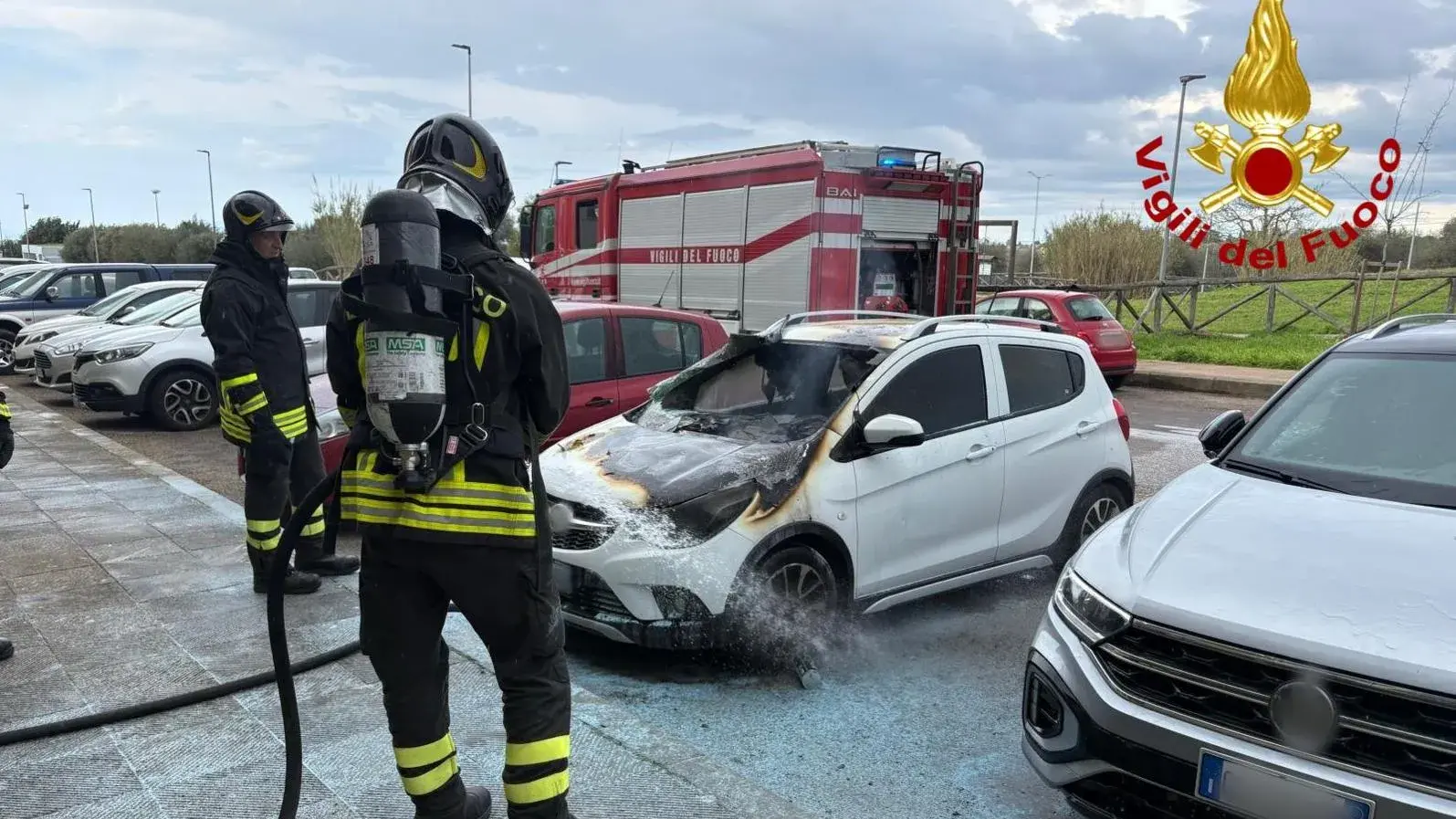 Sassari, auto in fiamme nel quartiere Sant’Orsola: intervento dei Vigili del fuoco