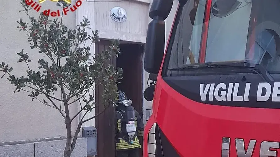 Incendio negli uffici del Comune di Fonni: fiamme al piano terra, possibile un cortocircuito