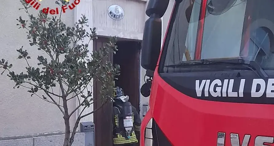 Incendio negli uffici del Comune di Fonni: fiamme al piano terra, possibile un cortocircuito