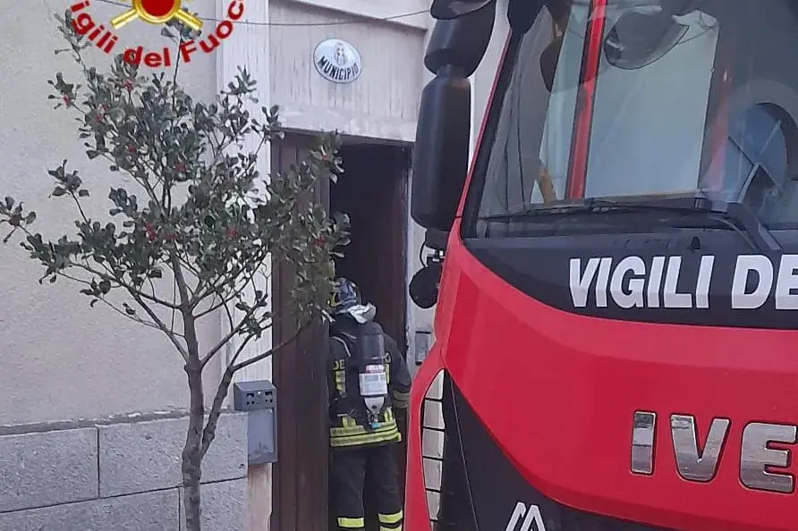 Incendio negli uffici del Comune di Fonni: fiamme al piano terra, possibile un cortocircuito