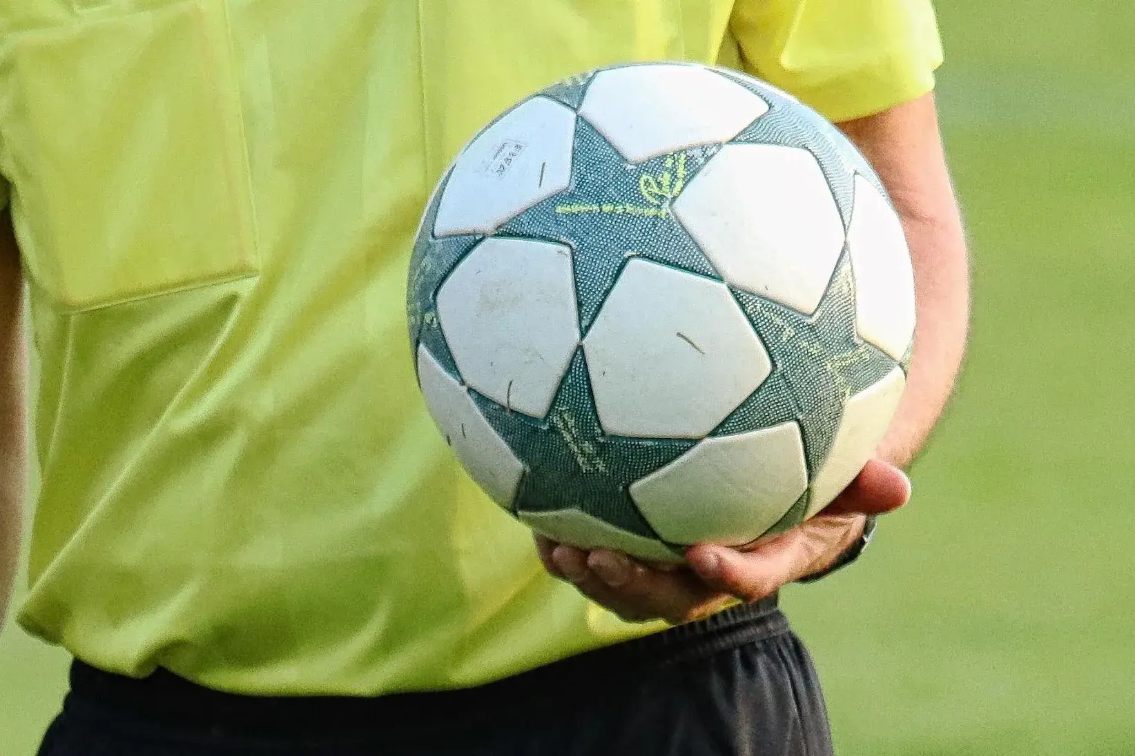 Arbitra minorenne aggredita da un dirigente in Sardegna. L’Aia: “Superato il limite”