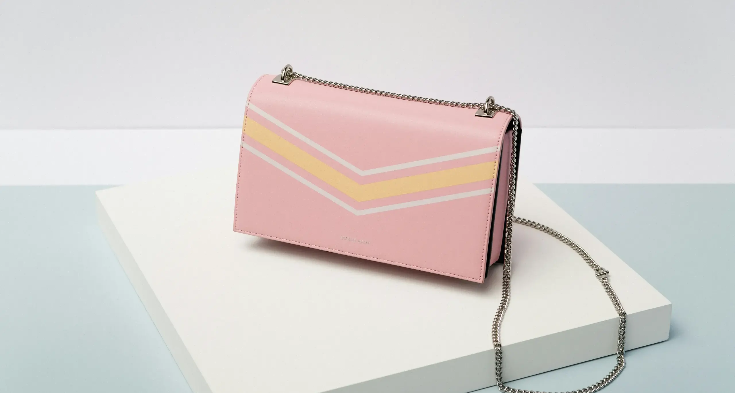 Naviga tra borse di lusso online e riconosce le sue: denunciato il fidanzato