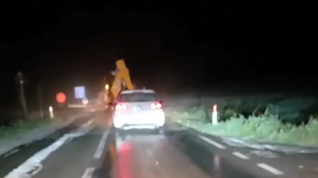 Grandinata nel Goceano. In azione i mezzi per liberare la carreggiata dagli accumuli di ghiaccio