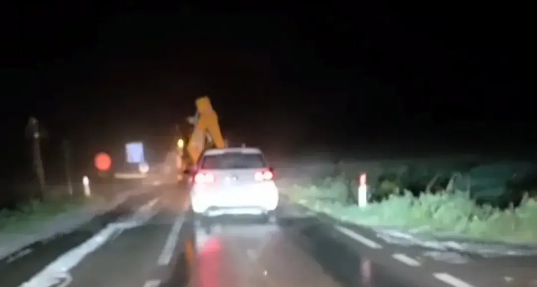 Grandinata nel Goceano. In azione i mezzi per liberare la carreggiata dagli accumuli di ghiaccio