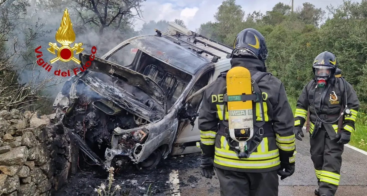 Olbia. Furgone prende fuoco mentre è in marcia sulla SS125