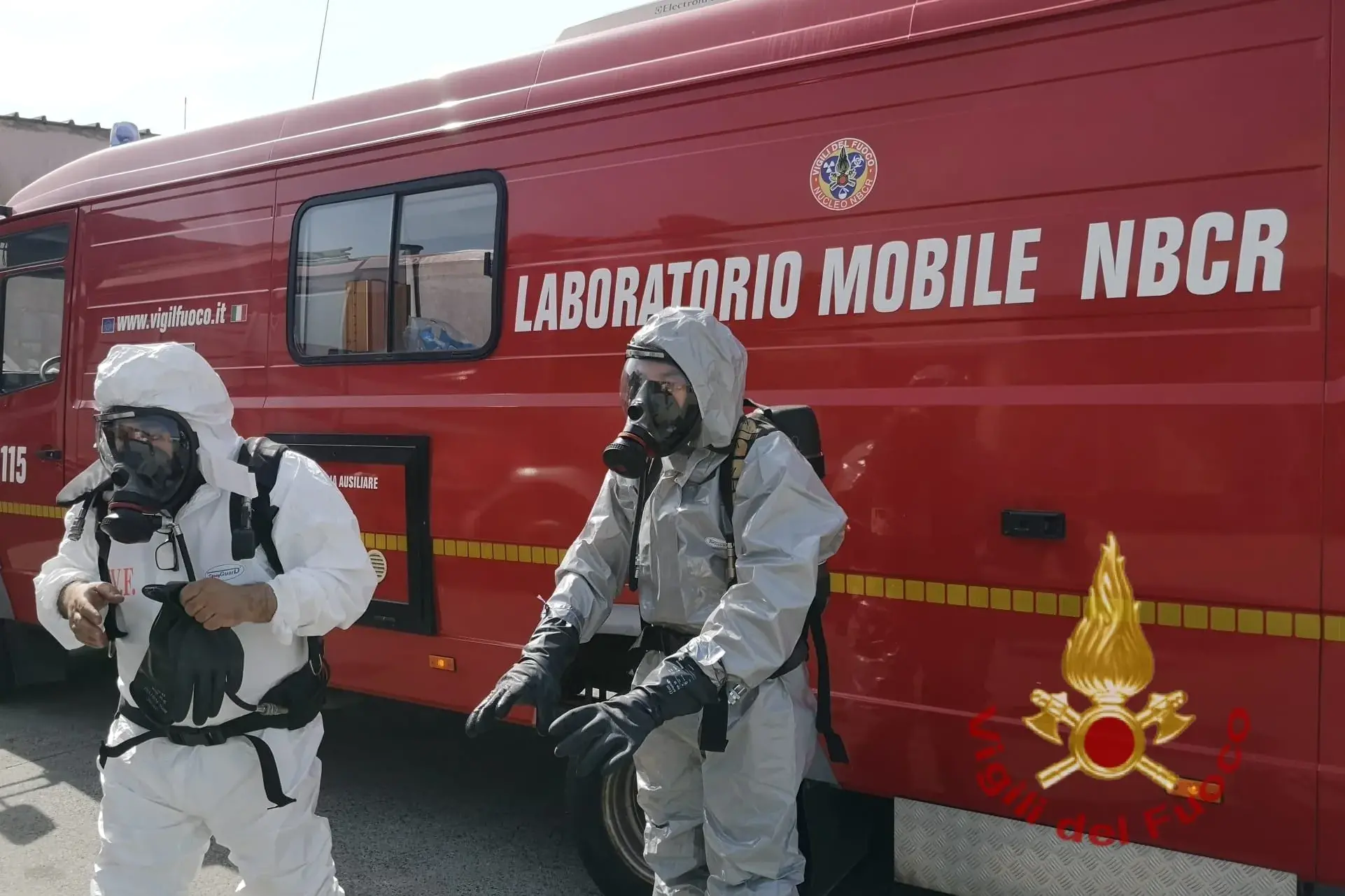 Intervento NBCR dei Vigili del Fuoco a Sestu: persona soccorsa per inalazione di fumi tossici