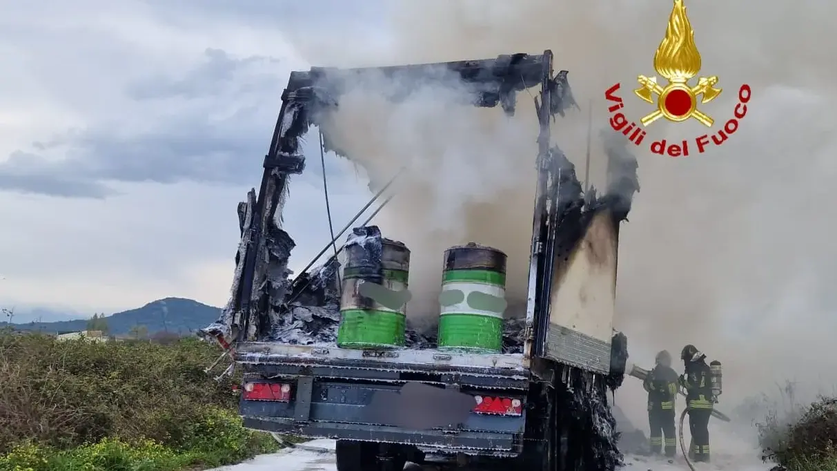 Semirimorchio in fiamme a Olbia: brucia il carico di materiale meccanico e olio sintetico