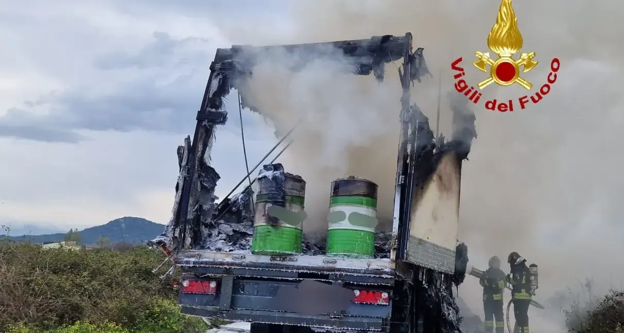 Semirimorchio in fiamme a Olbia: brucia il carico di materiale meccanico e olio sintetico