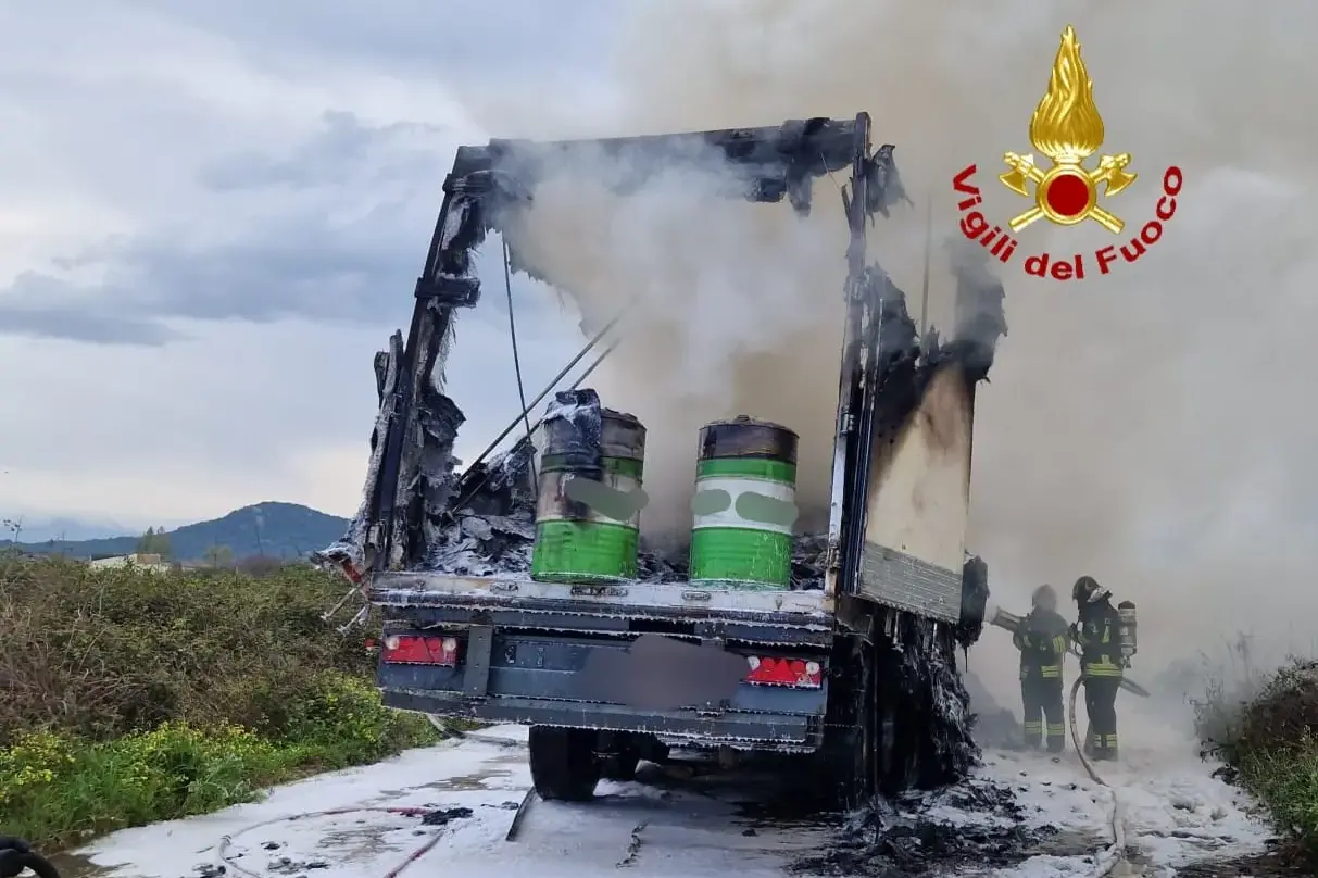 Semirimorchio in fiamme a Olbia: brucia il carico di materiale meccanico e olio sintetico