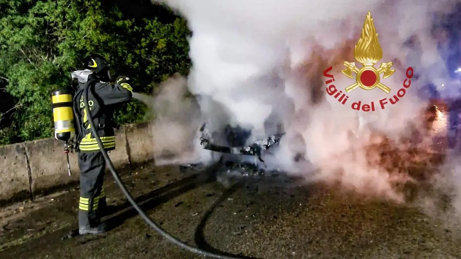 Auto in fiamme sulla Provinciale 68 tra Tiria e Siamanna: conducente illeso