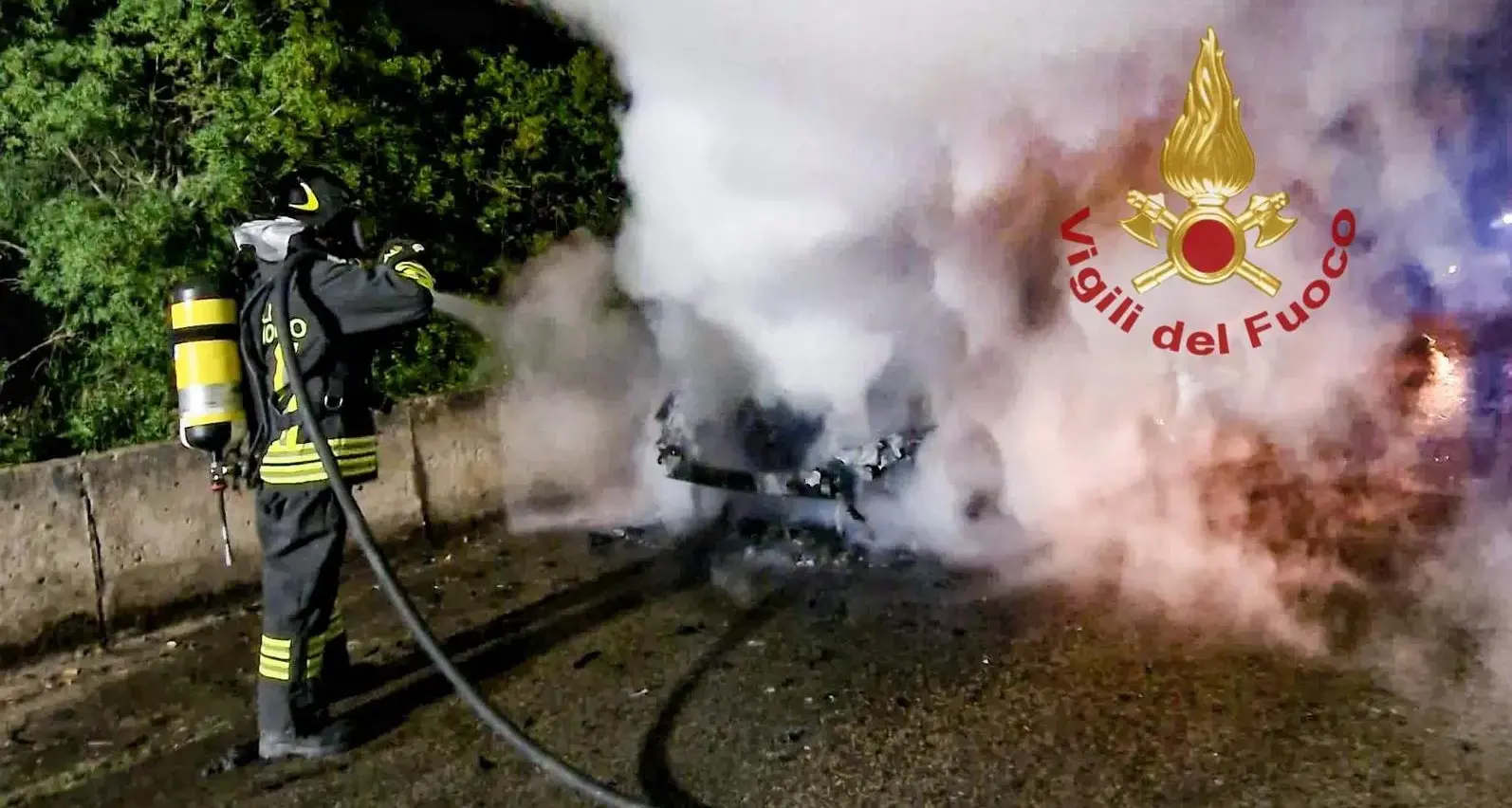 Auto in fiamme sulla Provinciale 68 tra Tiria e Siamanna: conducente illeso