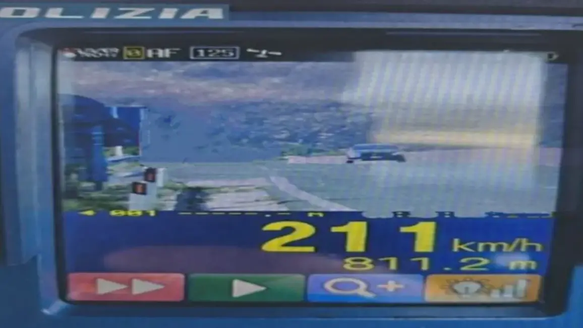 Sfreccia a 211 chilometri orari sulla Sassari-Alghero e tenta la fuga: fermato dalla Stradale