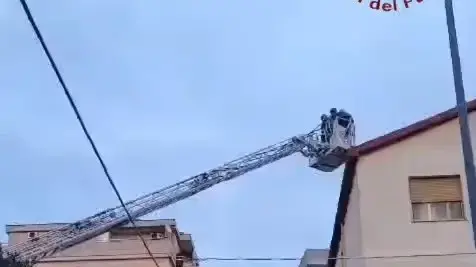 Vigili del fuoco salvano una persona in difficoltà su un tetto a Nuoro