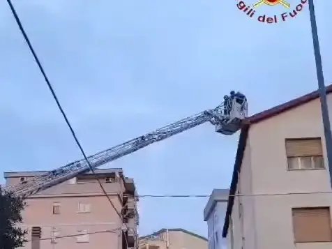 Vigili del fuoco salvano una persona in difficoltà su un tetto a Nuoro