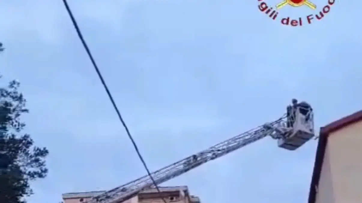 Vigili del fuoco in azione per salvare una persona in difficoltà su un tetto a Nuoro | IL VIDEO