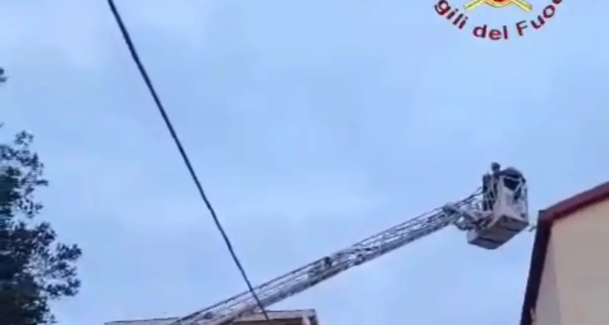 Vigili del fuoco in azione per salvare una persona in difficoltà su un tetto a Nuoro | IL VIDEO