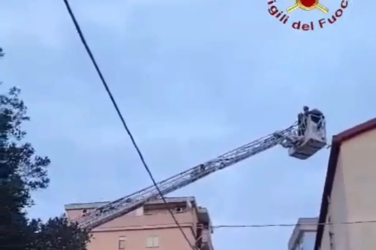 Vigili del fuoco in azione per salvare una persona in difficoltà su un tetto a Nuoro | IL VIDEO