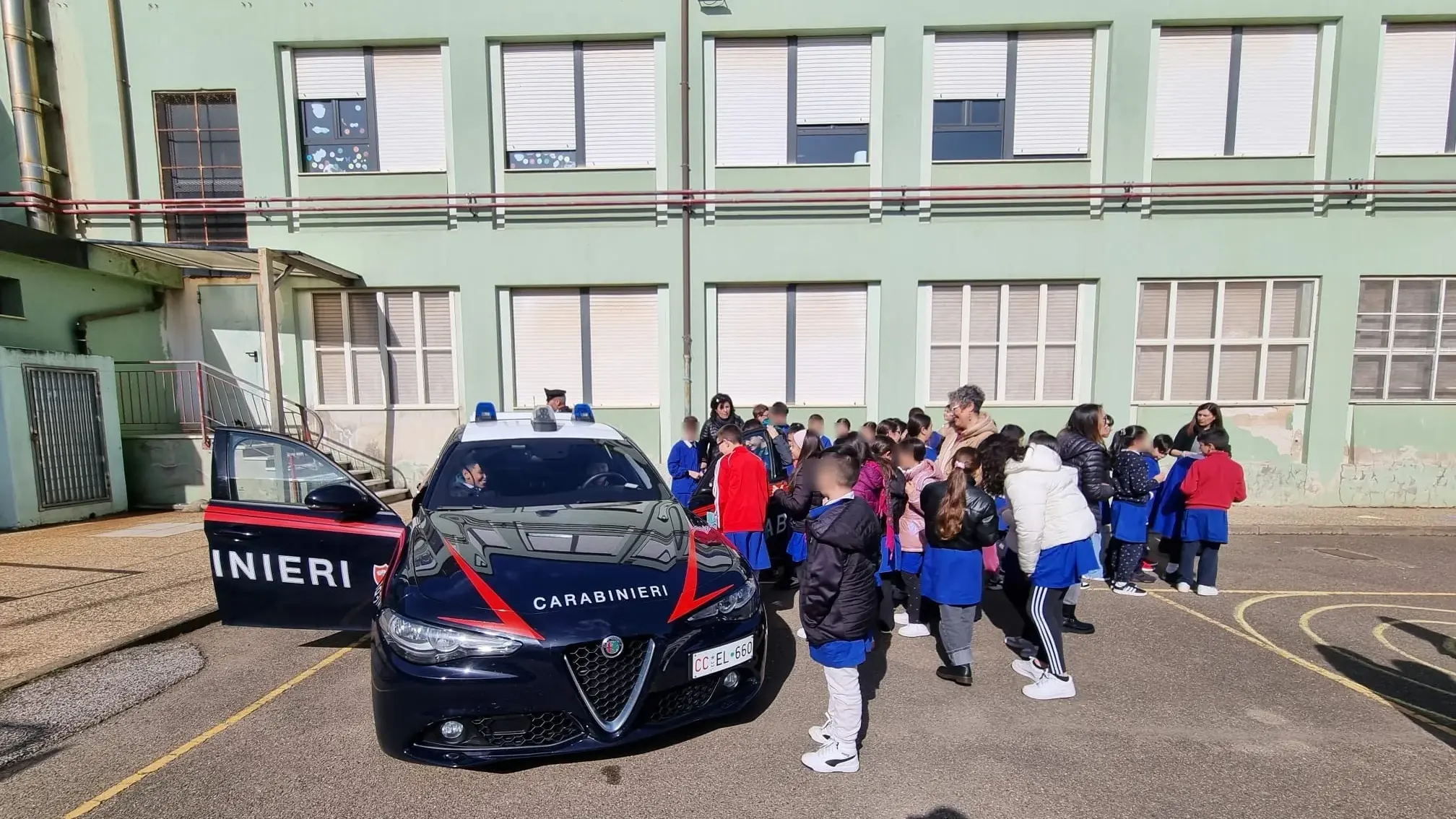 A Guspini i bambini delle quinte incontrano i carabinieri per una lezione sulla legalità
