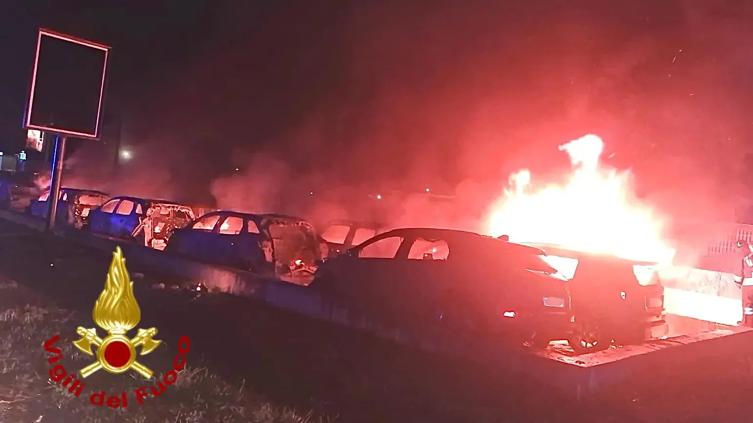 Notte di fuoco ad Alghero: 14 auto distrutte dalle fiamme vicino all’aeroporto | VIDEO