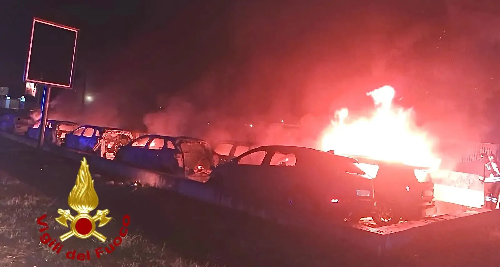 Notte di fuoco ad Alghero: 14 auto distrutte dalle fiamme vicino all’aeroporto | VIDEO