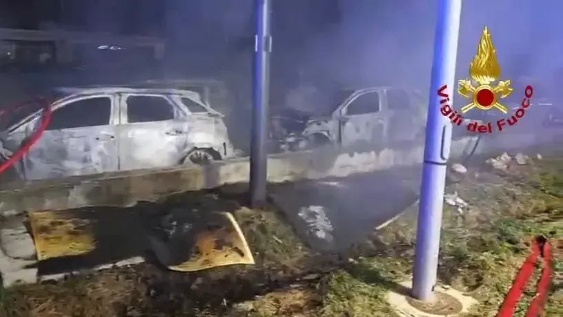 Notte di fuoco ad Alghero: 14 auto distrutte dalle fiamme vicino all’aeroporto