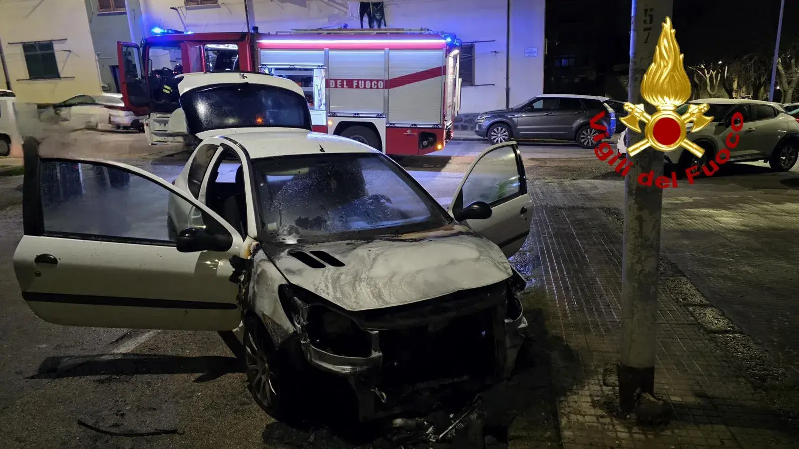 Incendio notturno a Sassari: auto in fiamme a Monte Rosello