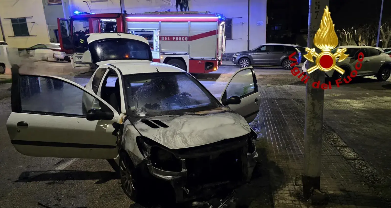 Incendio notturno a Sassari: auto in fiamme a Monte Rosello