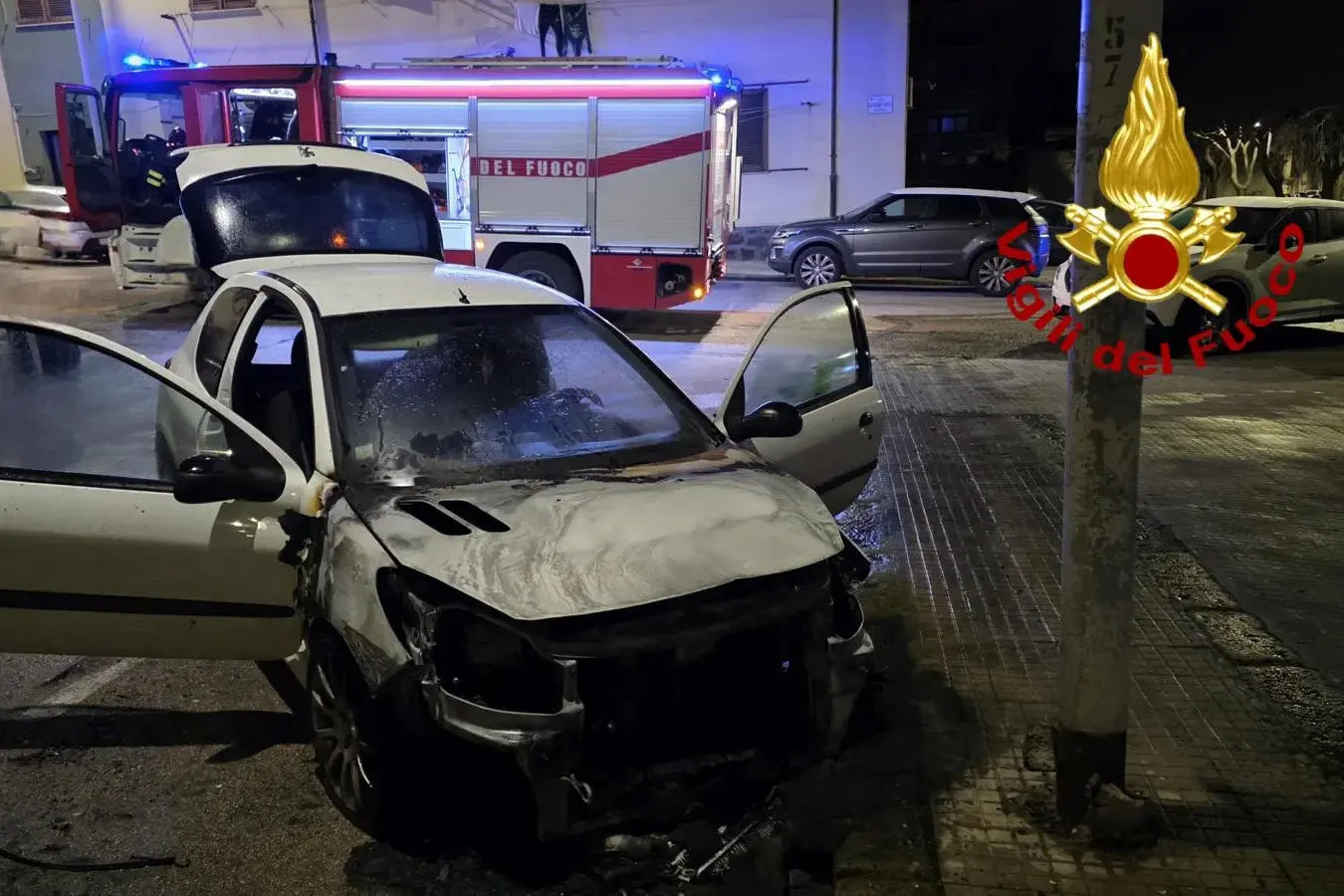 Incendio notturno a Sassari: auto in fiamme a Monte Rosello