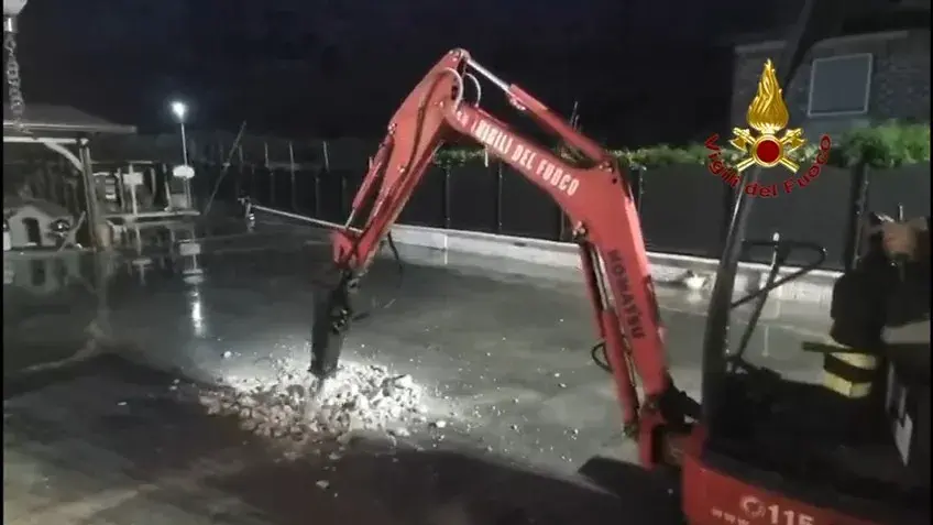 Teddy bloccato in un cunicolo: salvato dopo lungo intervento da Vigili del fuoco | VIDEO |