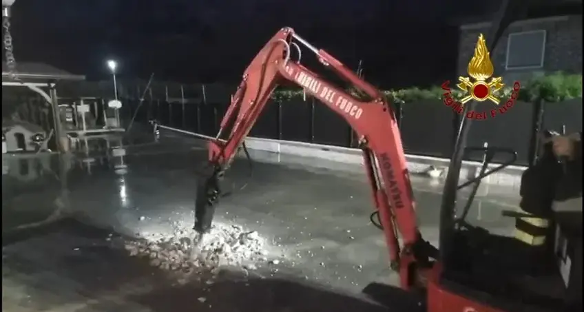 Teddy bloccato in un cunicolo: salvato dopo lungo intervento da Vigili del fuoco | VIDEO |