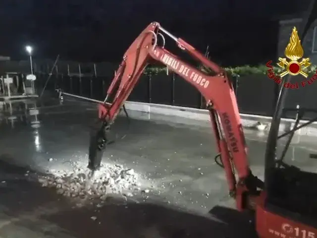 Teddy bloccato in un cunicolo: salvato dopo lungo intervento da Vigili del fuoco | VIDEO |