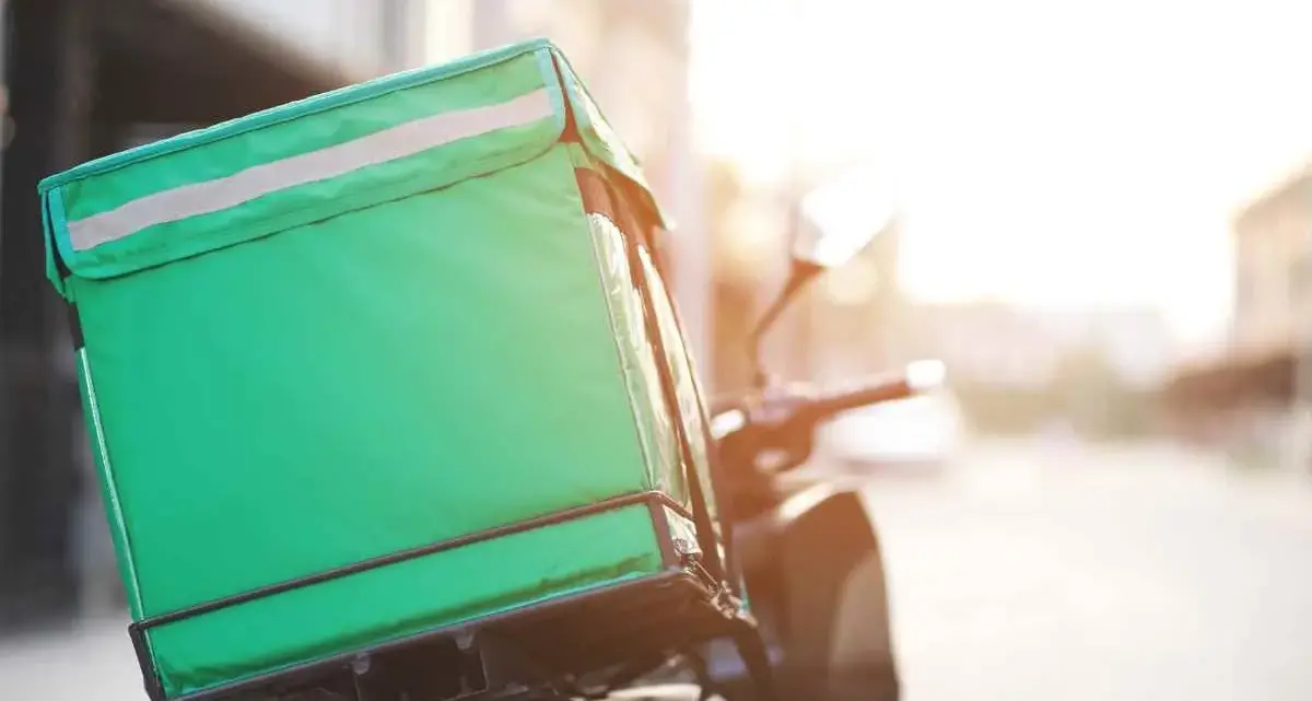 Rider in piazza: turni massacranti fino a 10 ore e più di 8 consegne al giorno