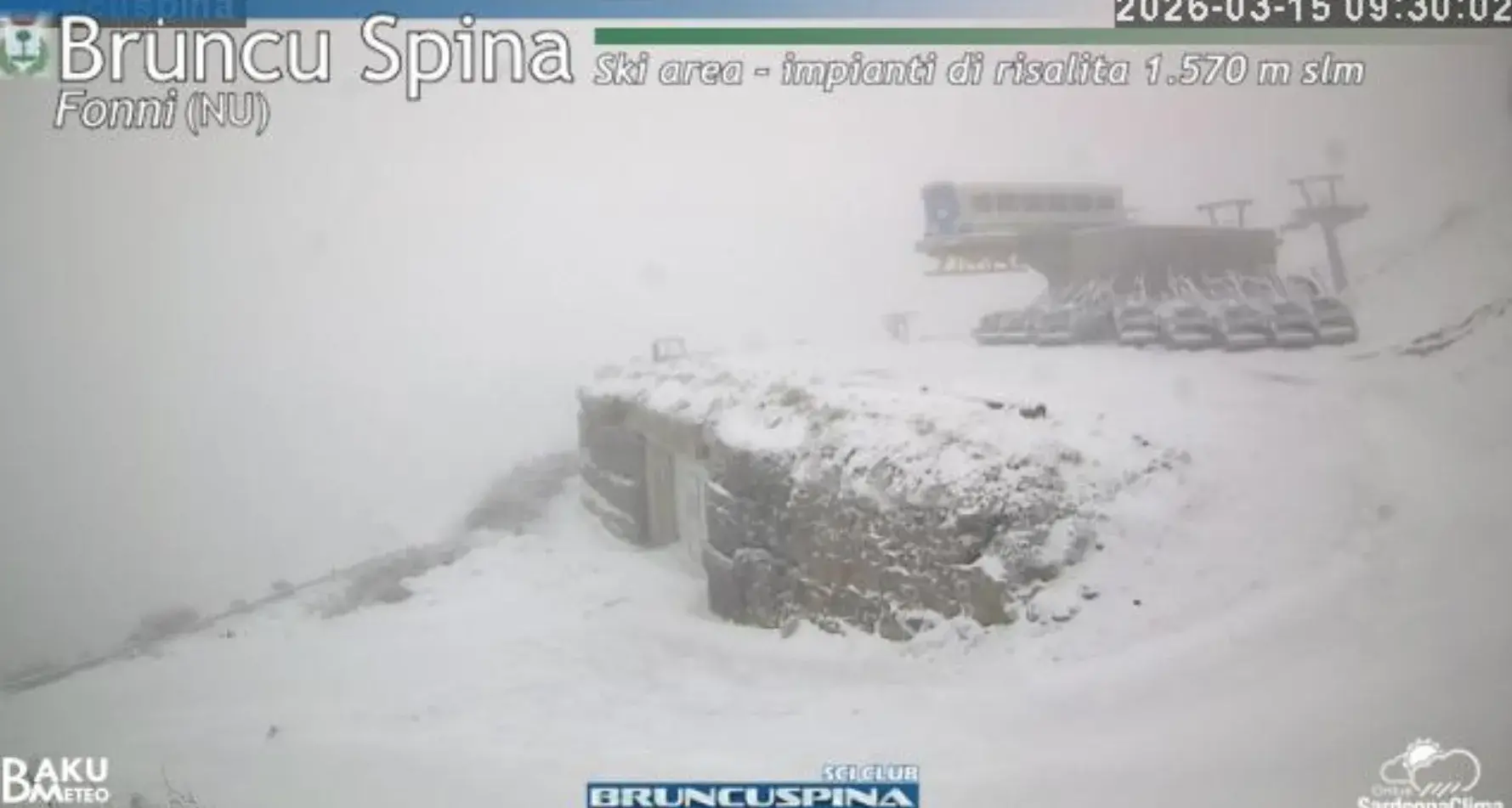 Il Gennargentu si tinge di bianco, neve sul Bruncu Spina: torna il freddo in Sardegna