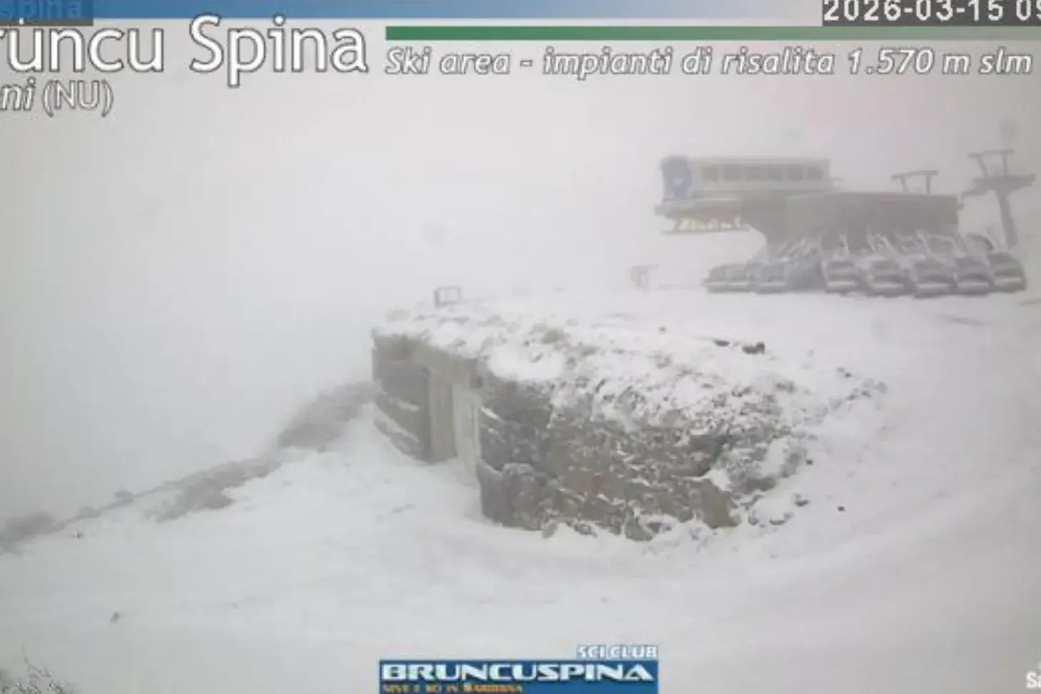 Il Gennargentu si tinge di bianco, neve sul Bruncu Spina: torna il freddo in Sardegna