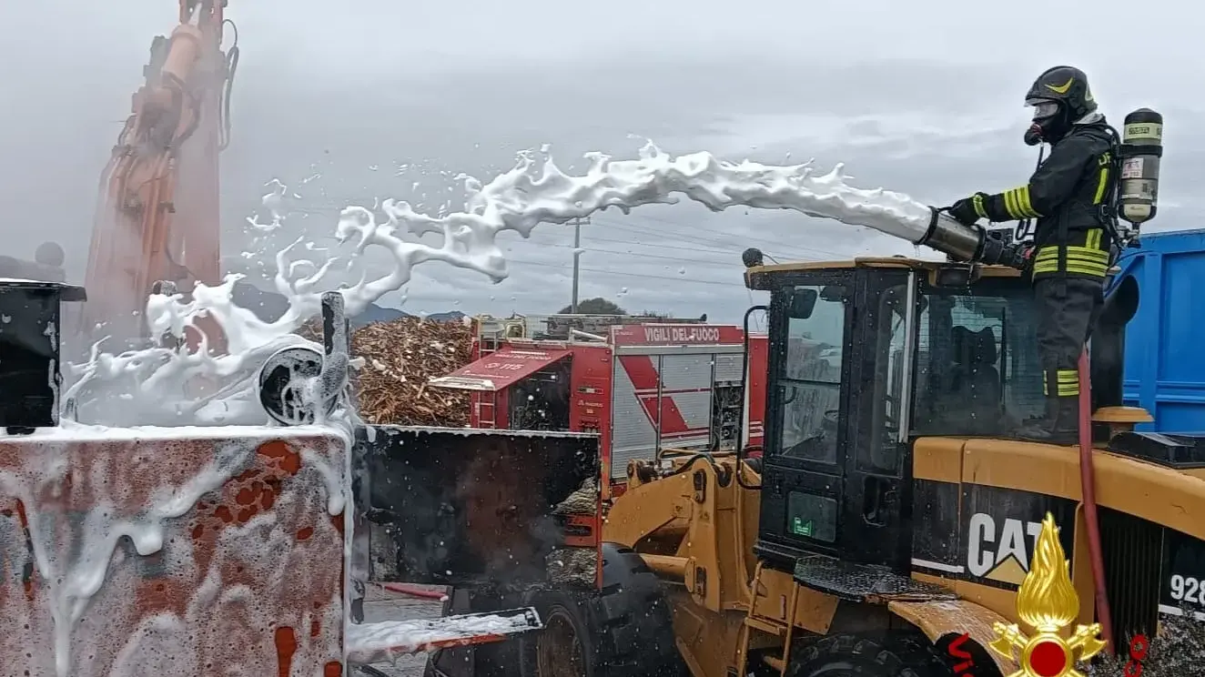 Incendio all’ecocentro di Spiritu Santu a Olbia: danneggiati due mezzi