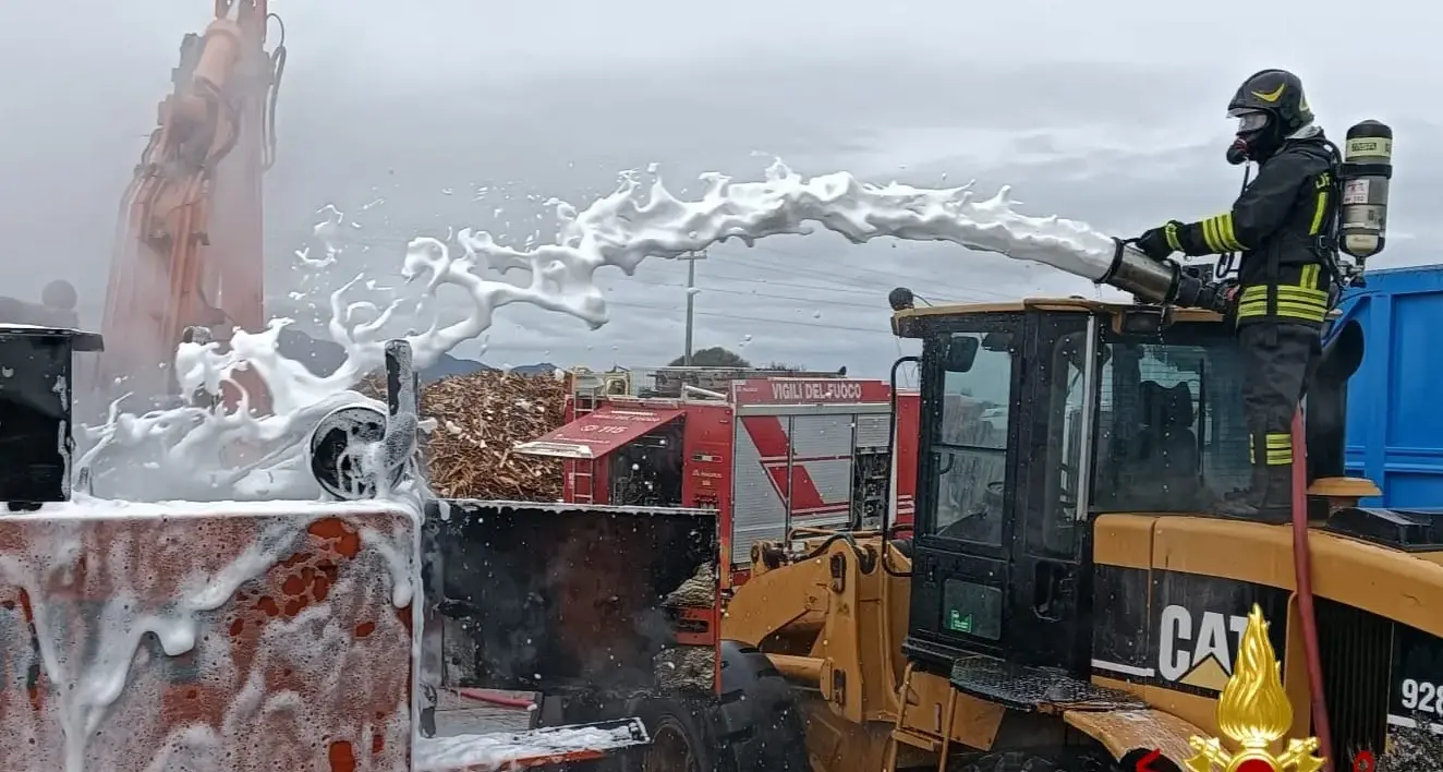 Incendio all’ecocentro di Spiritu Santu a Olbia: danneggiati due mezzi