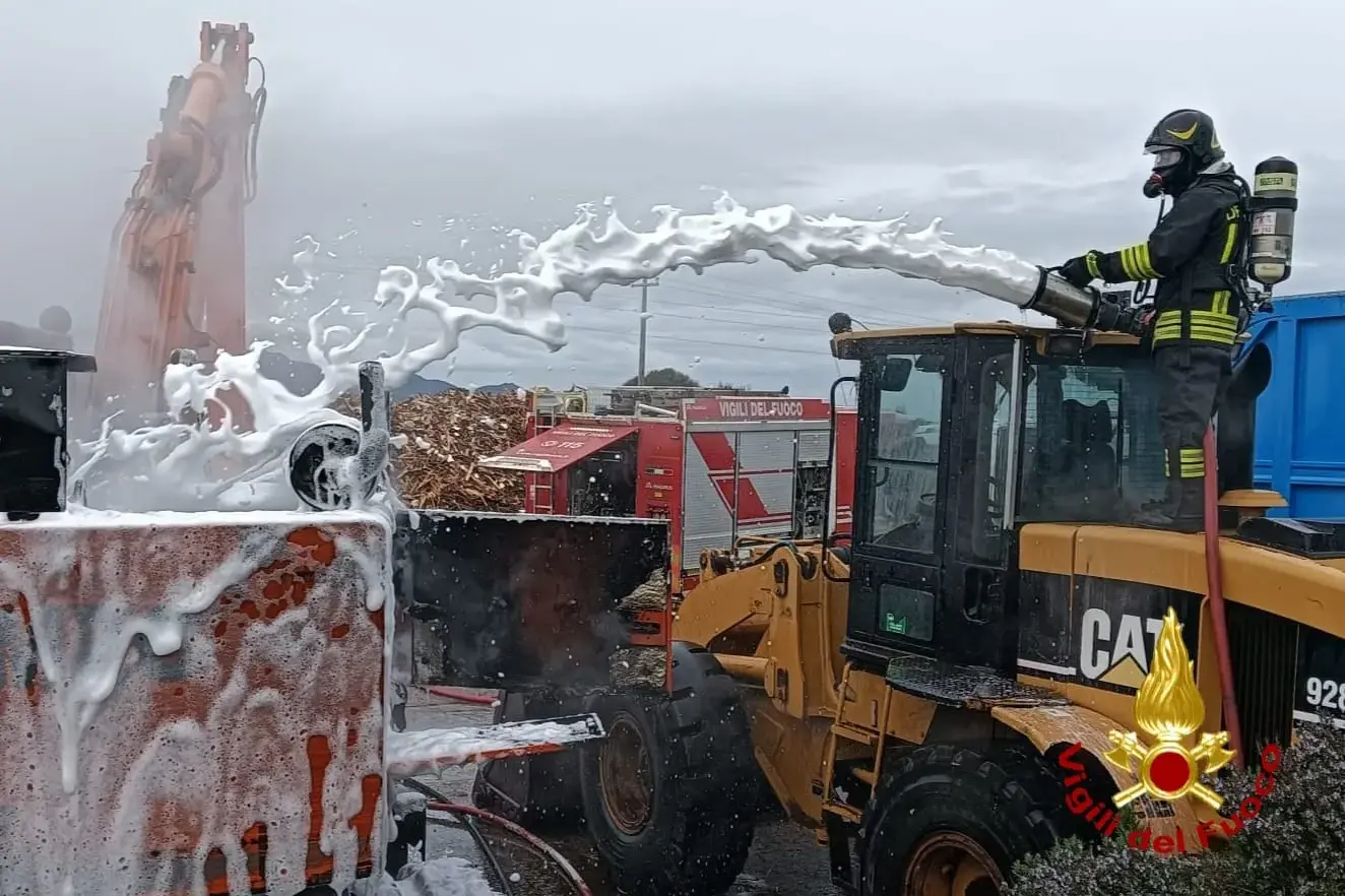Incendio all’ecocentro di Spiritu Santu a Olbia: danneggiati due mezzi
