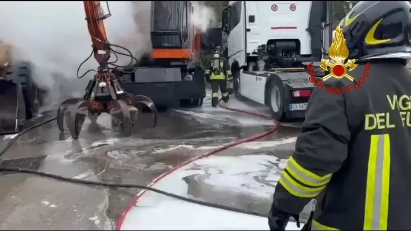 Incendio all'ecocentro di Spiritu Santu a Olbia: le fiamme danneggiano due mezzi