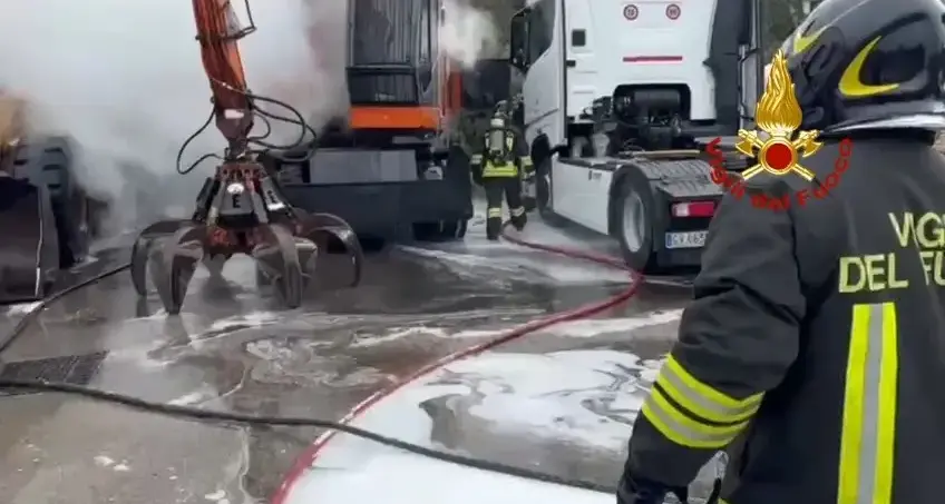 Incendio all'ecocentro di Spiritu Santu a Olbia: le fiamme danneggiano due mezzi