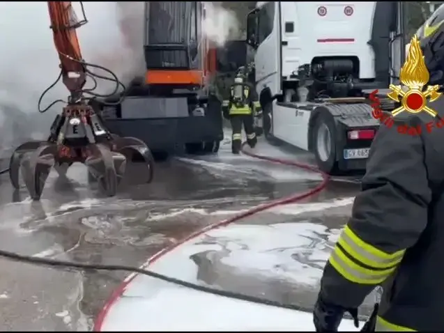 Incendio all'ecocentro di Spiritu Santu a Olbia: le fiamme danneggiano due mezzi