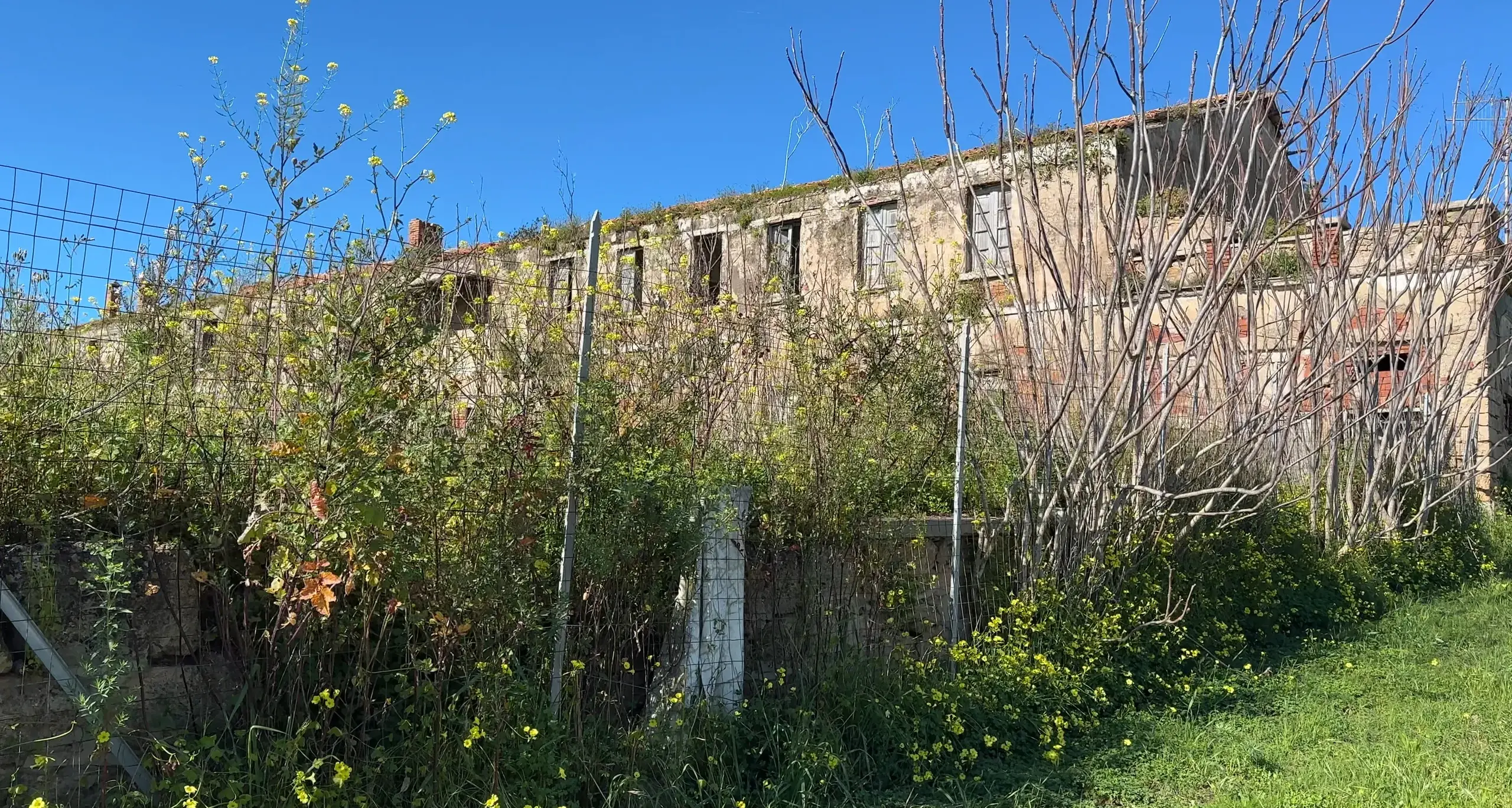 Macabra scoperta ad Alghero: scheletro trovato in un casolare vicino alla spiaggia