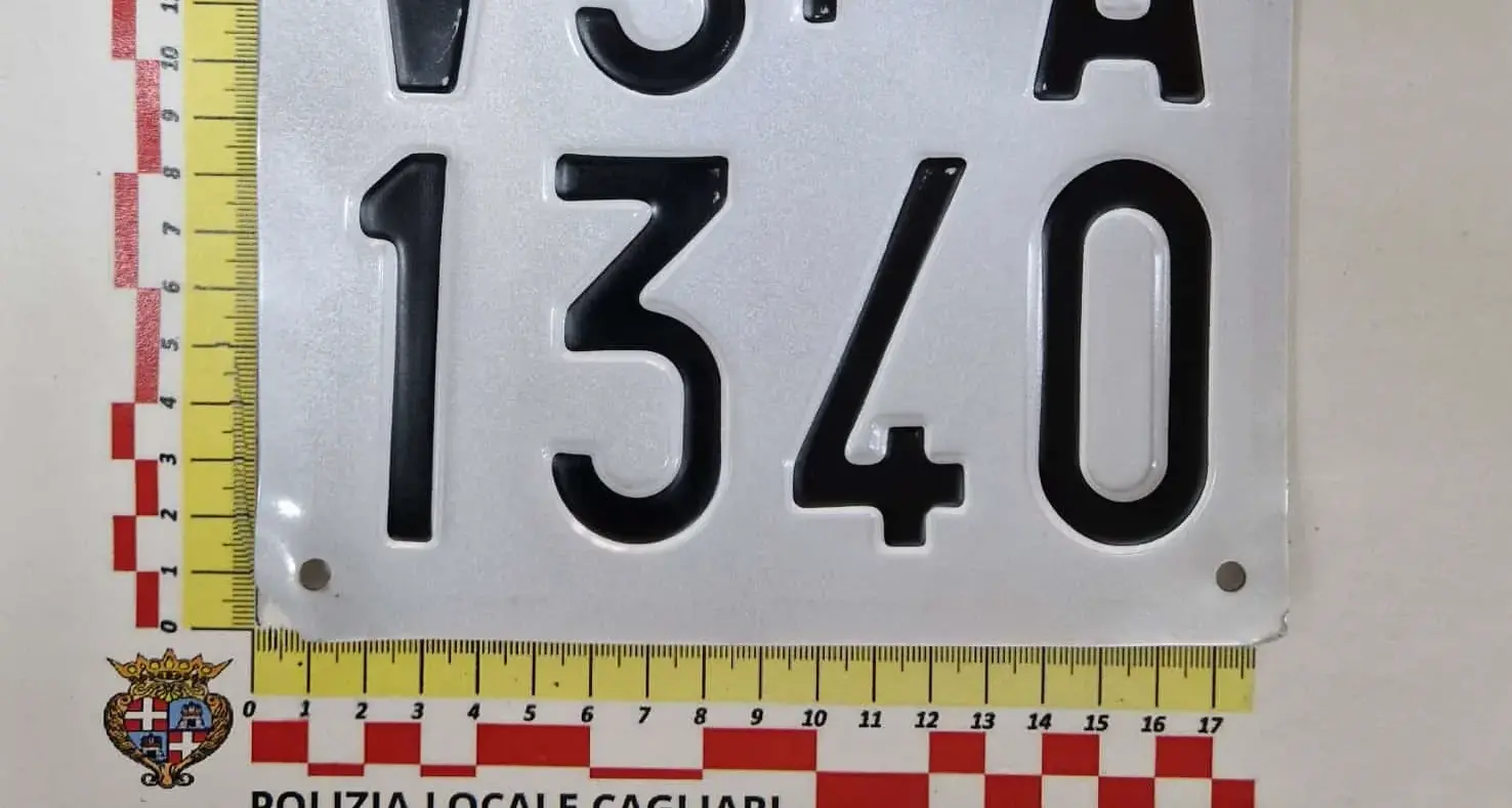 Fermato con targa prova falsa: denunciato 48enne a Cagliari