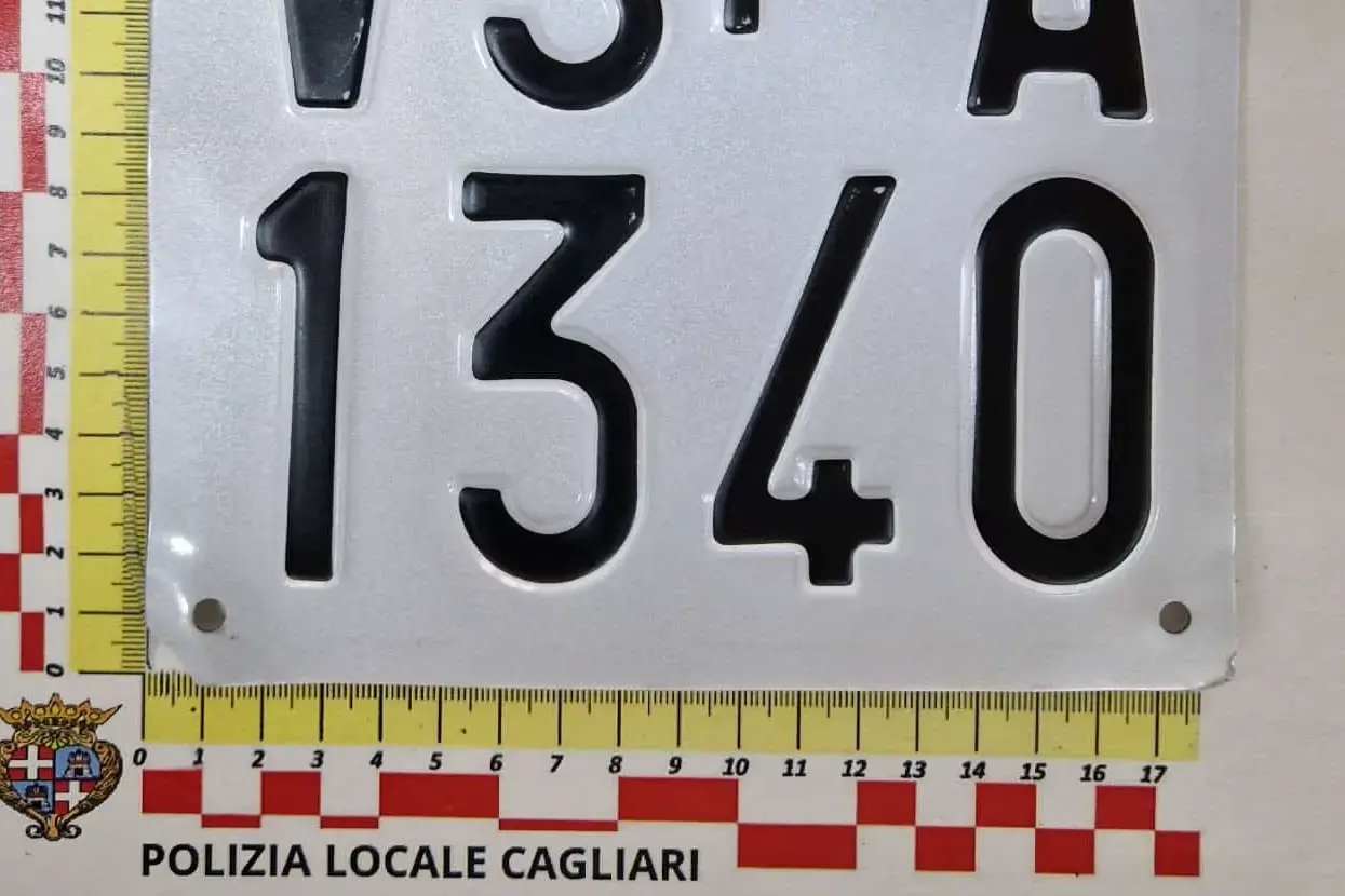 Fermato con targa prova falsa: denunciato 48enne a Cagliari