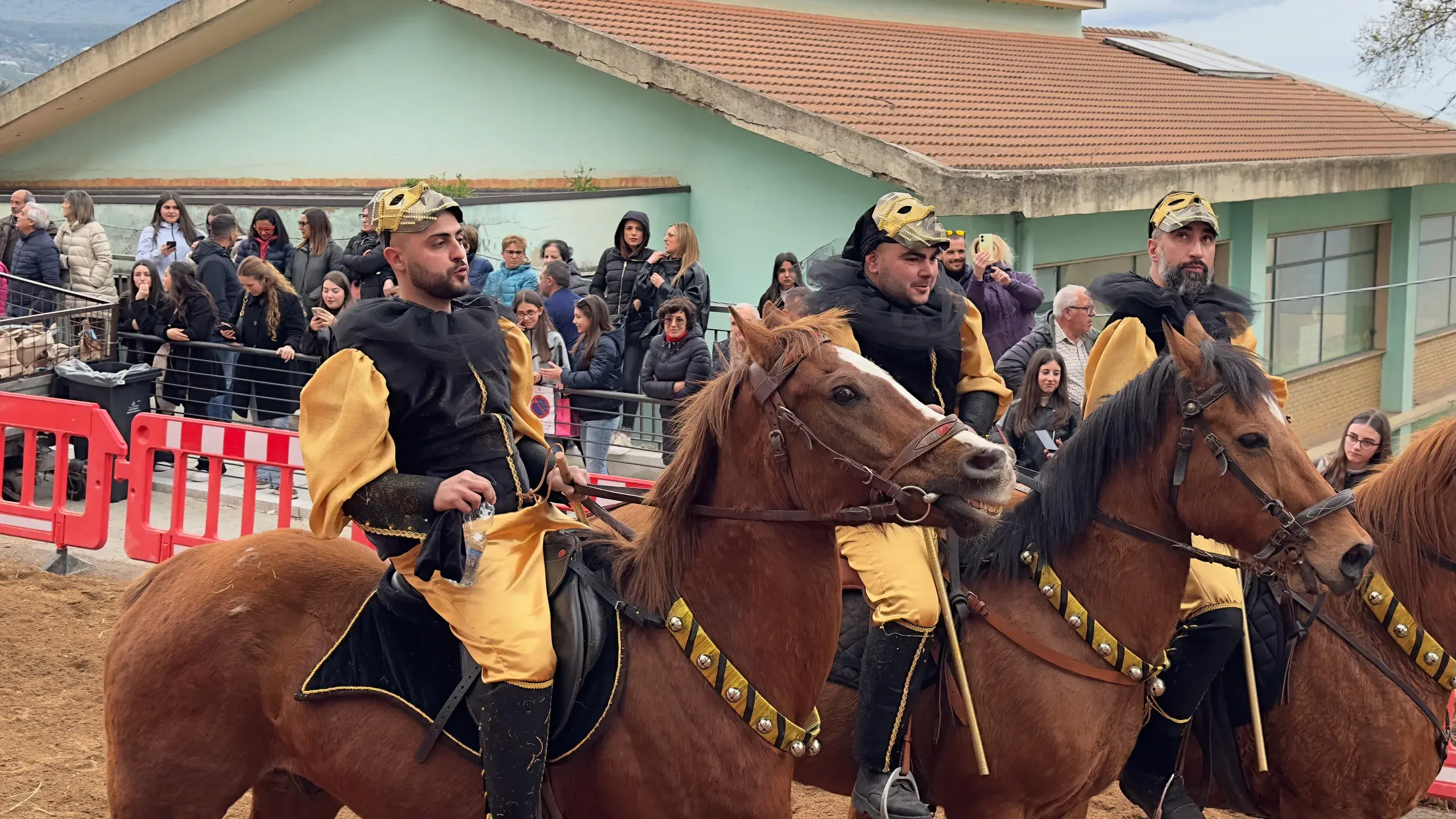 A Lanusei la prima edizione della Pentolaccia conquista tutti