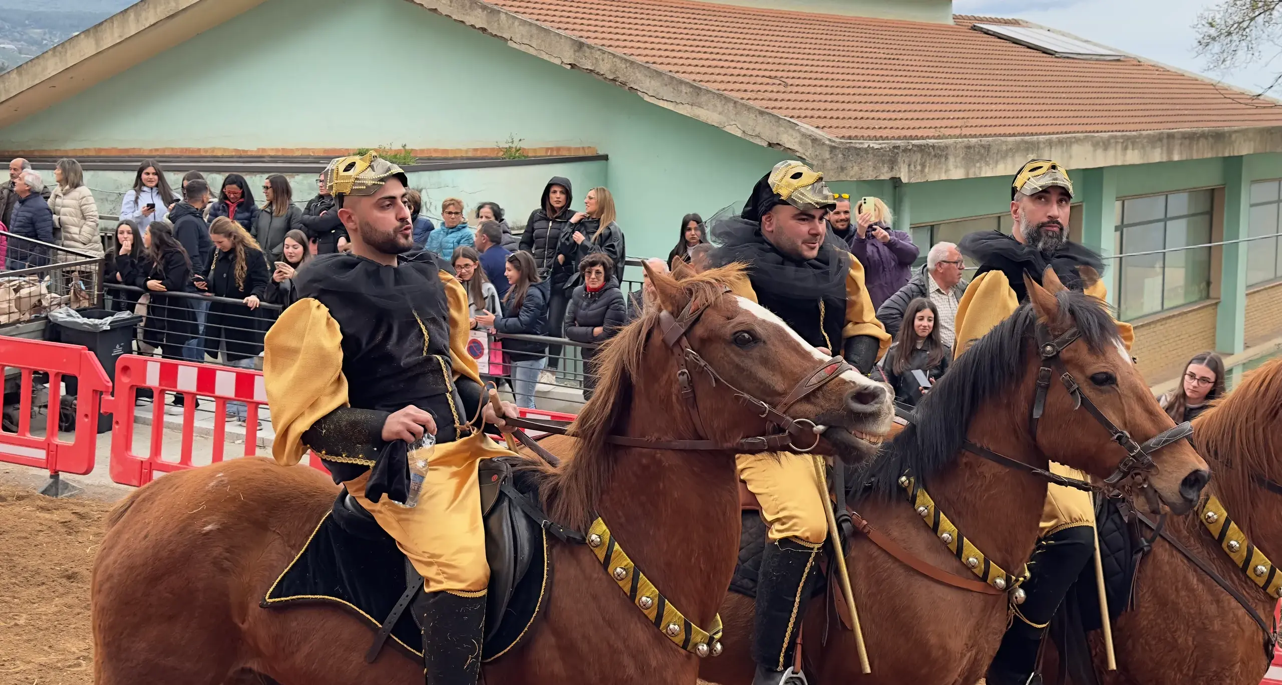 A Lanusei la prima edizione della Pentolaccia conquista tutti