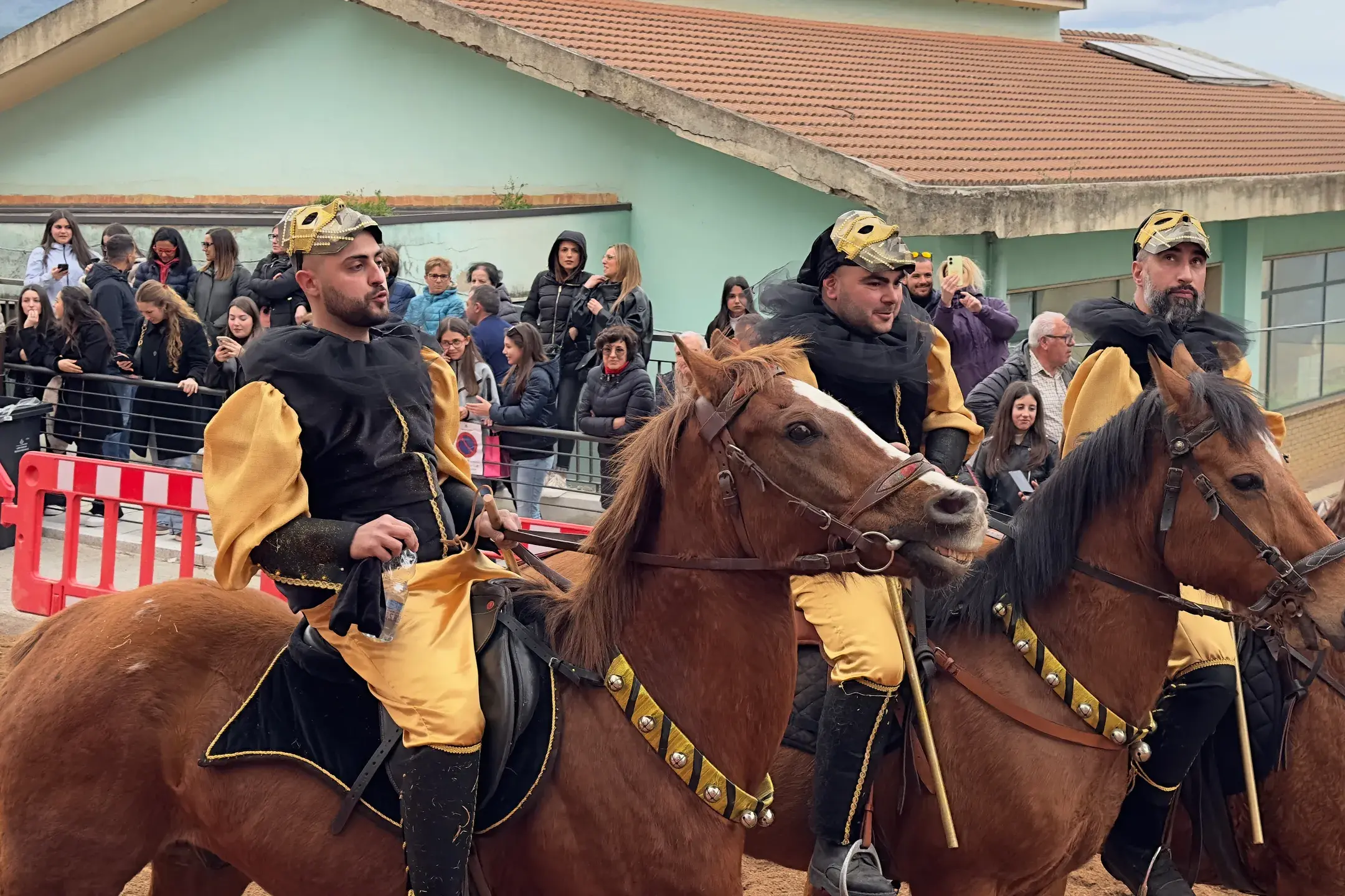 A Lanusei la prima edizione della Pentolaccia conquista tutti