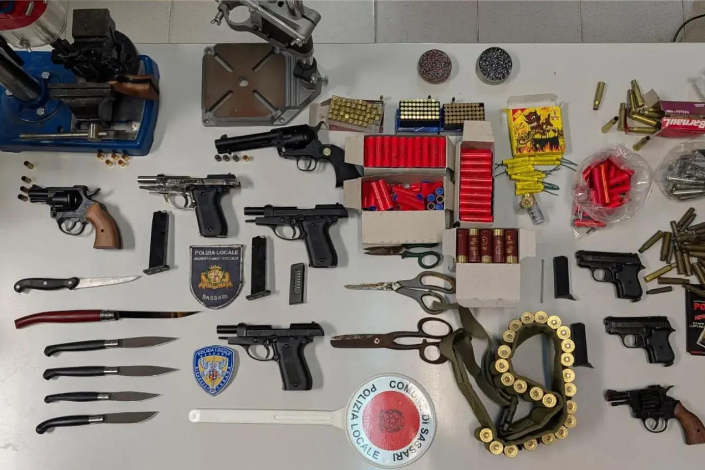 Sassari. Contromano in centro e con armi in auto: arrestato, era evaso dai domiciliari